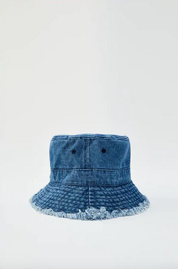 Para protegernos del sol Pull&Bear ha lanzado este gorro bucket en tejido vaquero con acabado deshilachado. Tiene un precio de 12,99 euros.