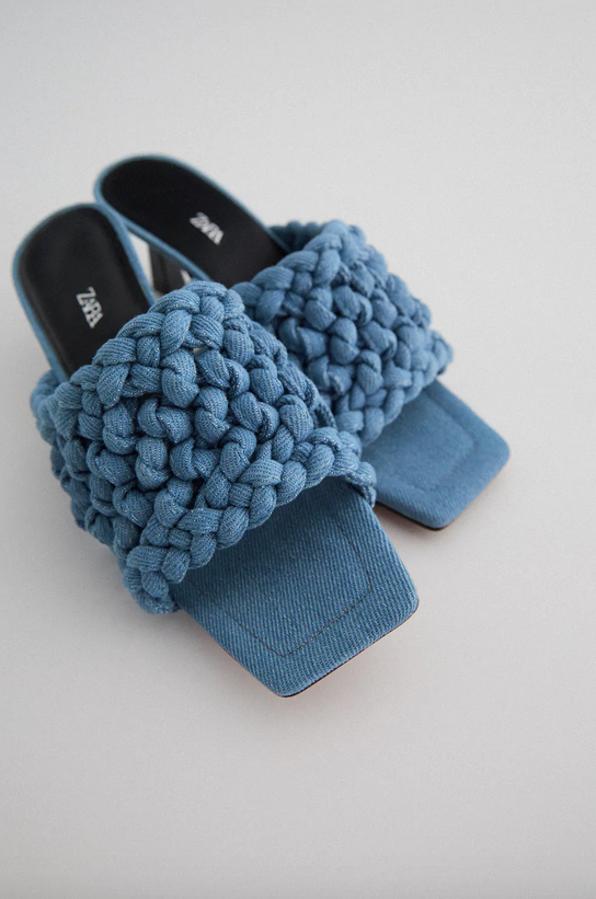 Con tejido trenzado en el corte sobre el empeine, estas sandalias de color azul denim de tacón medio son de Zara y cuestan 55,95 euros. Están disponibles entre los números 36 y 41.
