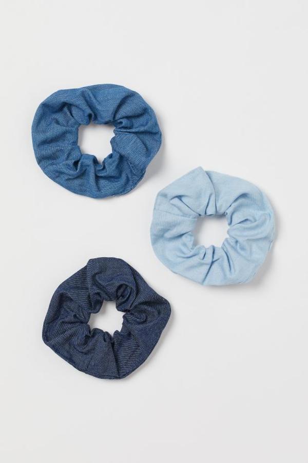 Disponibles únicamente en la web de H&M, este pack de scrunchies grandes de H&M con tres tonos denim cuesta 3,99 euros.