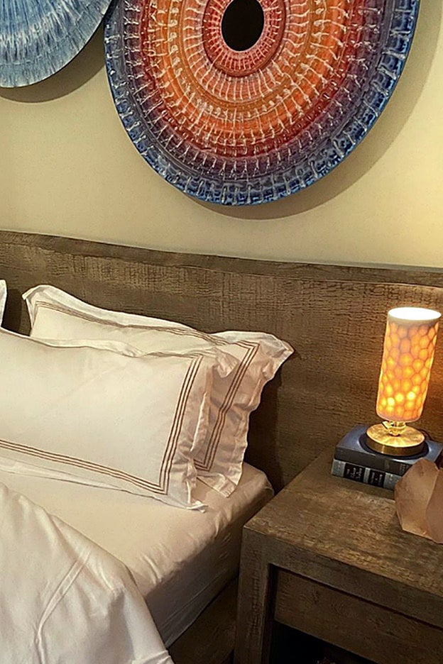 La habitación toca fondo en el estilo rústico: parece la de una cabaña.