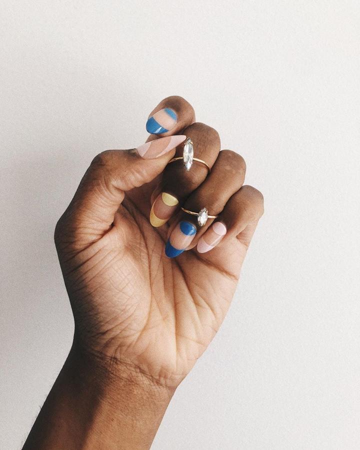 La última tendencia en manicuras es no solo pintarse la francesa en diferentes colores, si no también hacerlo con las medias lunas superiores. Puedes hacerlo a juego como en este caso o combinar diferentes tonos. ¿Te atreves?