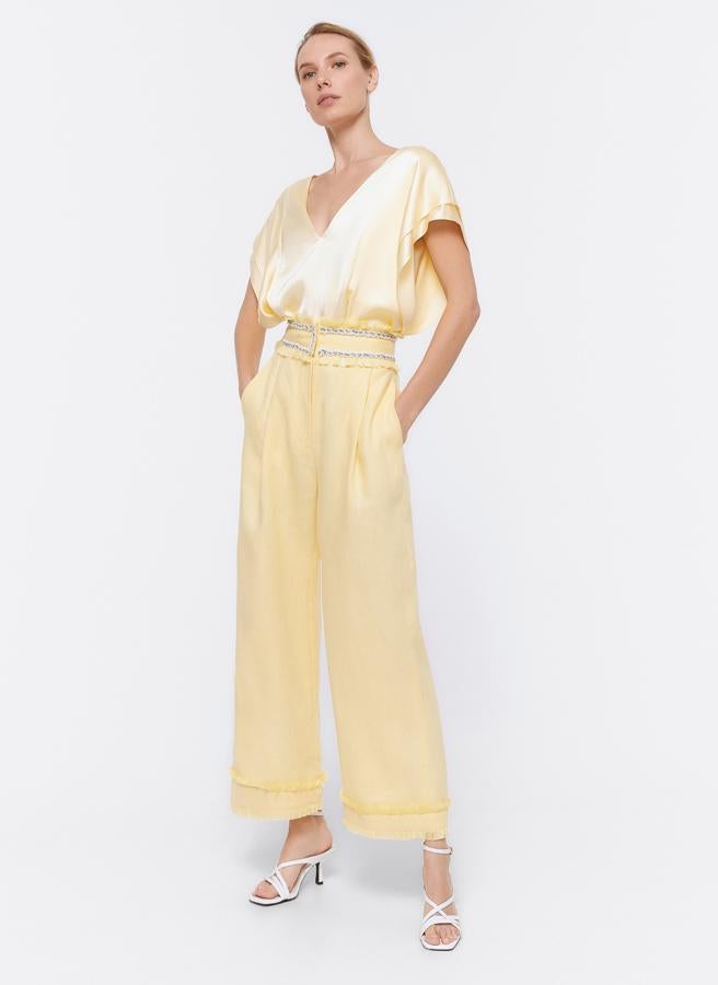 De lino con cintura alta y ribetes deshilachados, de Uterqüe (89 €).