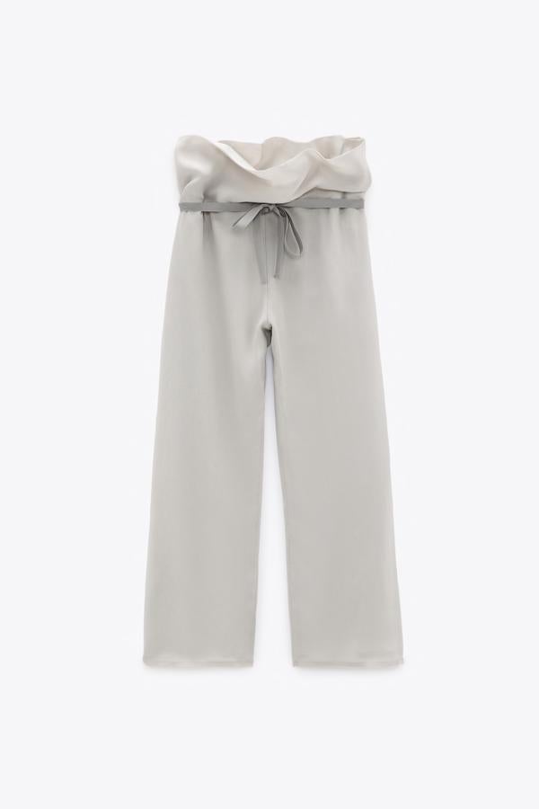 De cintura alta, con cinturón y en tejido semitransparente, de Zara (59,95 €).