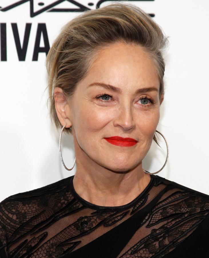 La protagonista de "Instinto Básico" usa la misma crema hidrantante, para la mañana y la noche además, desde hace muchísimos años: se la recomendó su madre diciéndole que no se arrepentiría de hacerlo y así ha sido. Se trata de una fórmula extra hidratante con soja de la más que accesible marca Avon. Súper barata (alrededor de 20 euros) y muy similar a otras de la misma gama en el mercado.