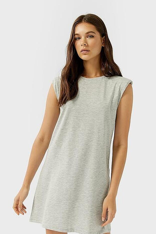 Vestido corto de algodón con hombereras, de la nueva colección de Stradivarius (15,99 euros).