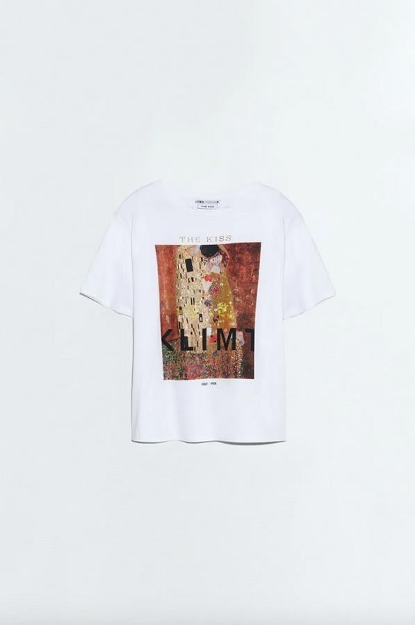 Uno de los besos más famosos de la Historia del arte, el de Klimt, se ha colado en la colección de Zara con esta camiseta de manga corta y cuello redondo. Cuesta 15,95 euros y está disponible en las tallas S, M y L.