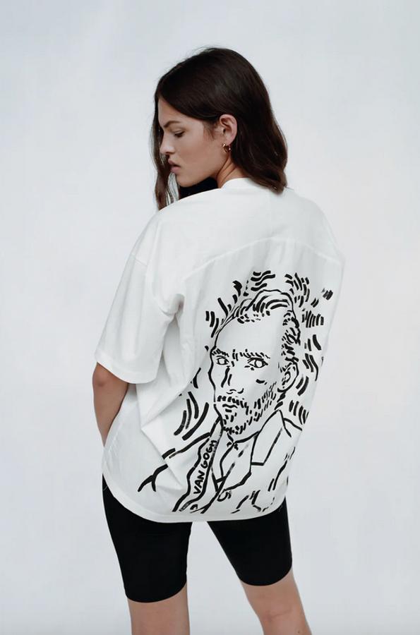 Otra de las propuestas artísticas de Zara es esta camiseta blanca con bajo desigual y estampación a contraste de La Gioconda, en el frontal, y el autorretrato de Van Gogh en la espalda. Cuesta 17,95 euros y está disponible en las tallas S, M y L.