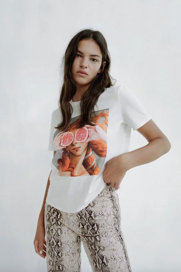 Zara versiona de una forma muy creativa el Nacimiento de Venus de Sandro Boticelli en esta camiseta blanca con cuello redondo y manga corta que tiene un precio de 15,95 euros. Podemos encontrarla entre las tallas S y XL.