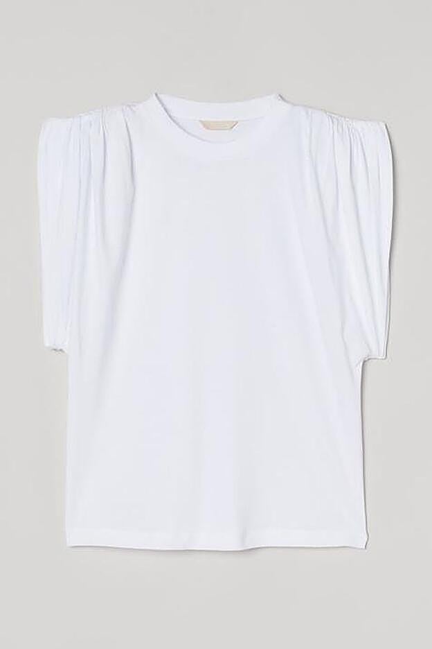 La creativa camiseta blanca que H&M incluye en su nueva colección.