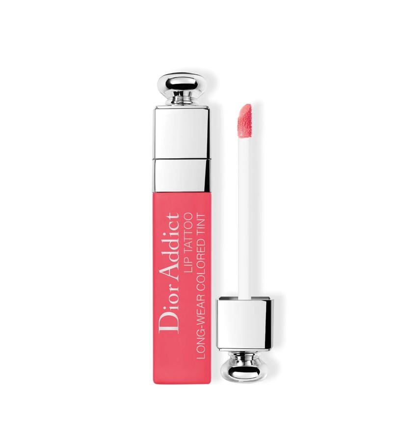 Este tinte de labios con color combina 10 horas de duración con el confort y un acabado no transfer, tan solo unos segundos. Se fusiona con los labios con total transparencia y ligereza para potenciar su color natural, sin efecto de materia.  Dior Addict Lip Tattoo, tono Natural Almond, de Dior  (34,95 €).