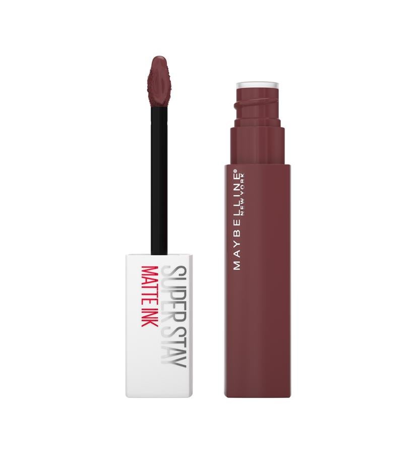 Proporciona un color mate y saturado que resiste intacto 16 horas gracias a su fórmula de tinta líquida. No mancha, no transfiere y no necesita retoques. Además, su aplicador en forma de flecha condensa la tinta para que la cobertura sea total y en una sola pasada.  Super Stay Matte Ink de Maybelline NY  (9,90 €).