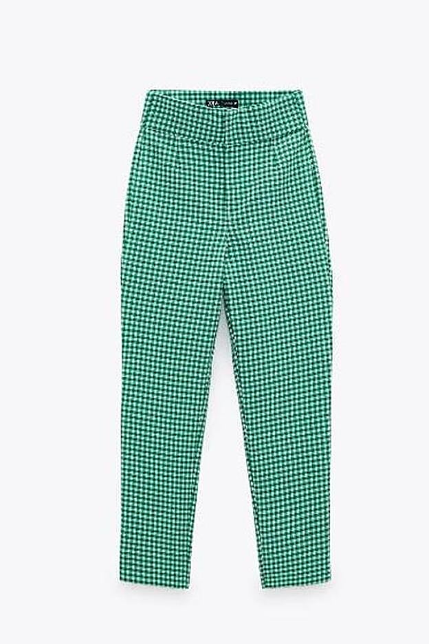 Estos son los pantalones de la nueva colección de Zara que lleva Collage Vintage. Cuestan 25,95 euros pero ya están agotados en casi todas las tallas.