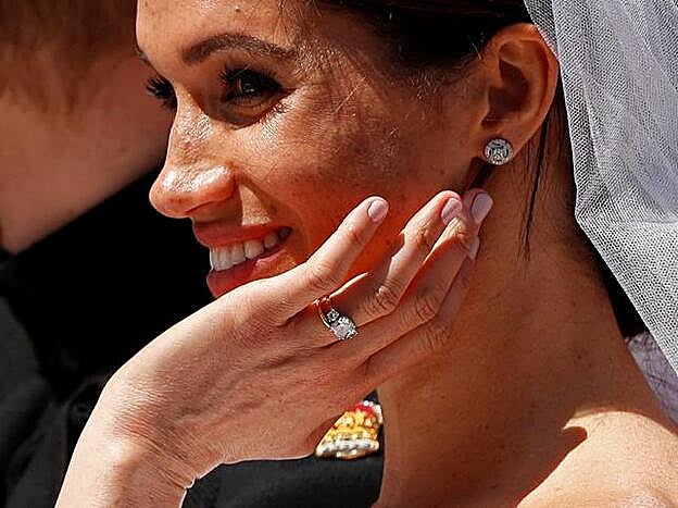 Cortas, en rosa empolvado y con un ligero diseño ovalado. Así fue la manicura que lució Meghan Markle el día de su boda.