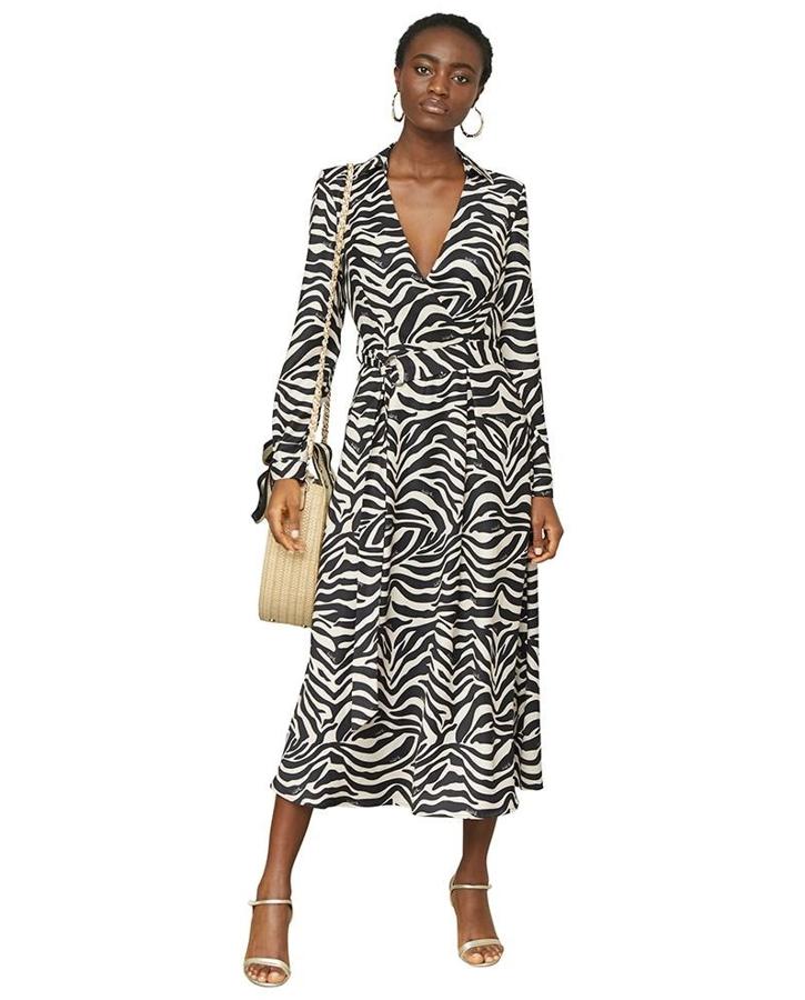 Vestido midi con escote de pico y solapas, manga larga y cinturón a juego, de Lola Casademunt (49,95 €).