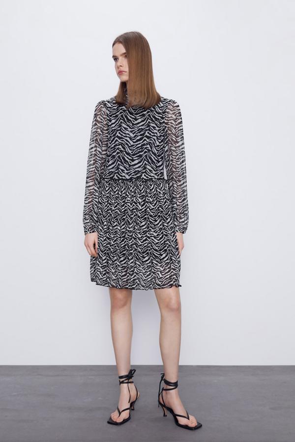 Vestido de tul plisado con manga larga, de las rebajas de Zara (7,99 €).