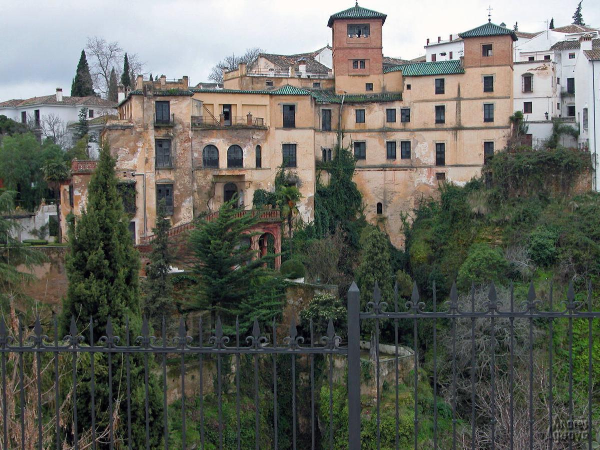 Situados a los pies de un palacio neomudejar, sus maravillosos jardines son ideales para hacer un alto en el camino en nuestro paseo por Ronda. Diseñados por el francés Jean Nicolas Forestier en 1912 y construidos en un desnivel, cuentan con escalinatas decoradas con azulejos de colores y miradores hacia la cercana Sierra de las Nieves.