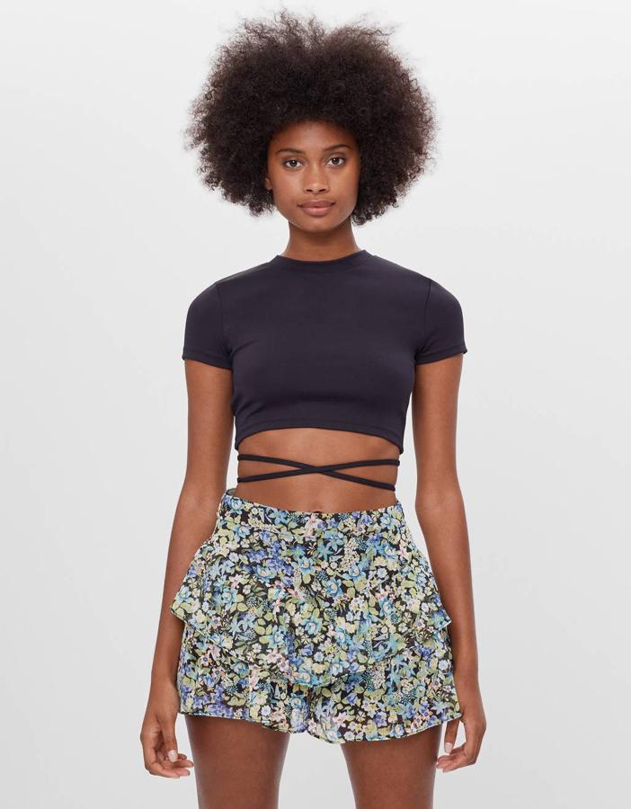 Otra propuesta con estampado de flores es esta de Bershka en tonos azules y verdes, con volantes. Cuesta 19,99 euros y está disponible entre las tallas XS y L.