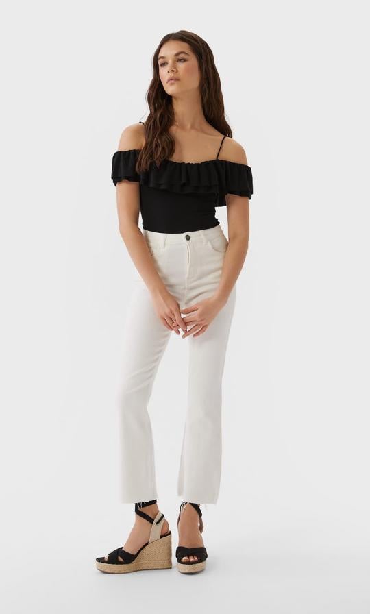 El body es otra de las prendas que nos ayuda a lucir impecables y este de Stradivarius en color negro viene con escote bañera y tirantes con un bonito volante en el pecho y las mangas. Tiene un precio de 15,99 euros y podemos encontrarlo entre las tallas S y L.