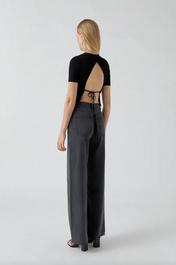 Disponible en color negro y arena, esta camiseta de Pull&Bear viene con detalle de espalda abierta y cierre mediante cordones. Solo se vende en la web por 9,99 euros entre las tallas XS y XL.