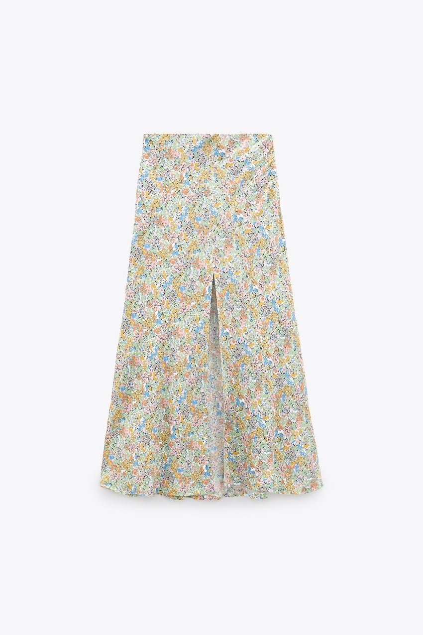 Falda midi con estampado de flores y apertura lateral de la nueva colección de Zara. (25,95 euros). Disponible de la XS a la XL, perfecta para todas las siluetas.