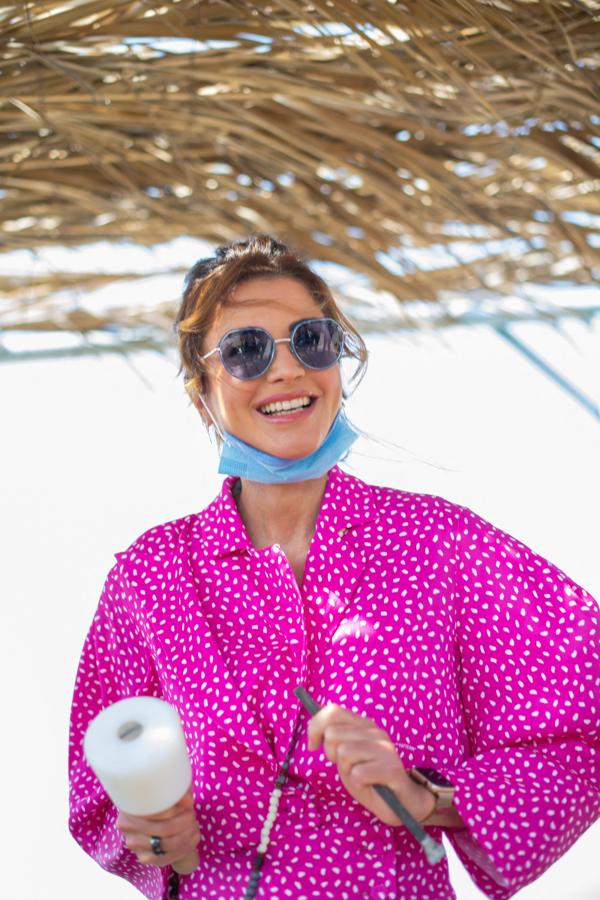 En otra salida oficial en este mes de julio, Rania de Jordania inauguró una posible microtendencia: combinar la mascarilla quirúrgica azul con unas maravillosas gafas del mismo color de Chanel. Un acierto absoluto, porque son unas gafas de forma clásica, nada ostentosas y que escogen un color irreprochable. ¿Podría llevarlas Letizia sin suscitar todo tipo de críticas? Creemos que sí. Incluso el ahumado de los cristales permite entrever los ojos.