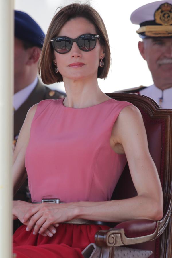 En 2015, Letizia asistió a la entrega de despachos a los nuevos oficiales del Ejército del Aire en San Javier. Tenía todo el sentido que se protegiera de la luz deslumbrante del sol murciano y, además, eligió las gafas más bonitas que le hemos visto hasta la fecha. Un diseño absolutamente clásico de formas redondeadas que no ha superado todavía.
