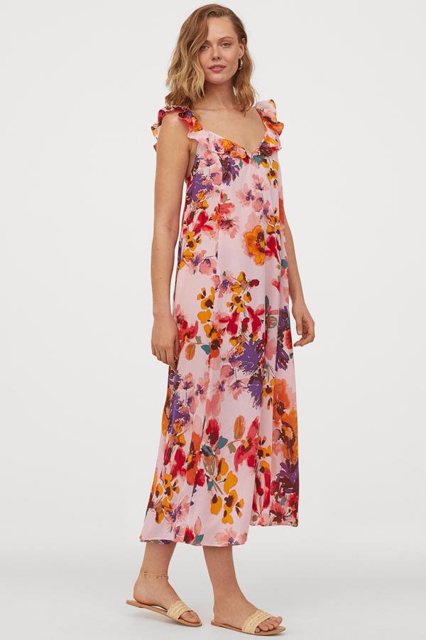 Vestido largo, de flores y con unos tirantes de volante que le dan el toque perfecto de estilo, este vestido amplio y fresquito es de la nueva colección de H&M (19,99 euros).