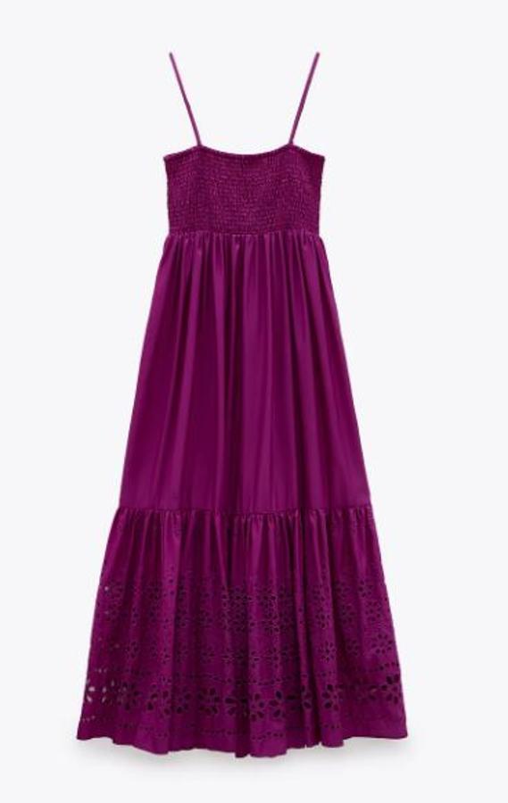 Vestido de tirantes con elástico en el cuerpo y calados en el bajo, de Zara (39,95 euros).