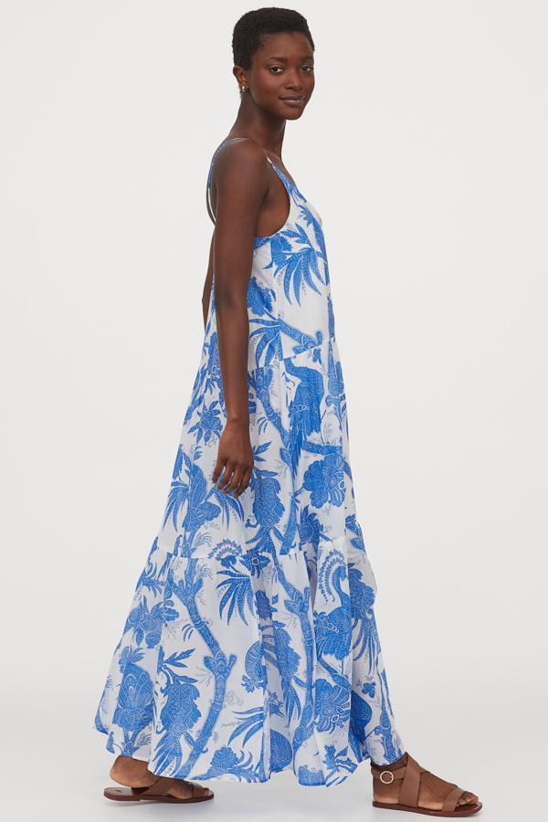De tirantes, vestido estampado en tonos azules de la nueva colección de H&M (34,99 euros).