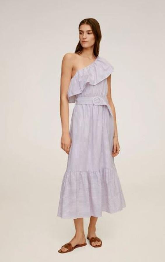 Rebajado, asimétrico y con detalles de volantes. Este vestido de Mango rebajado es tan fresquito que ya  se lo hemos visto a Paula Echevarría  para combatir el calor de estos días (19,99 euros). ¡Y le queda ideal!