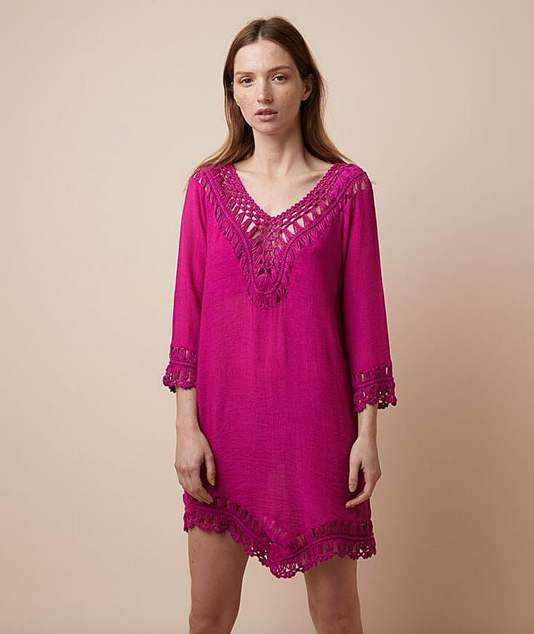 El verano es para los colores pastel, pero tonos intensos como este fucsia también son un acierto, y más si es en una túnica tan bonita como esta de Etam. Con escote con motivos de encaje, tiene un precio de 39,99 euros y está disponible en las tallas S, M y L, y en color turquesa.