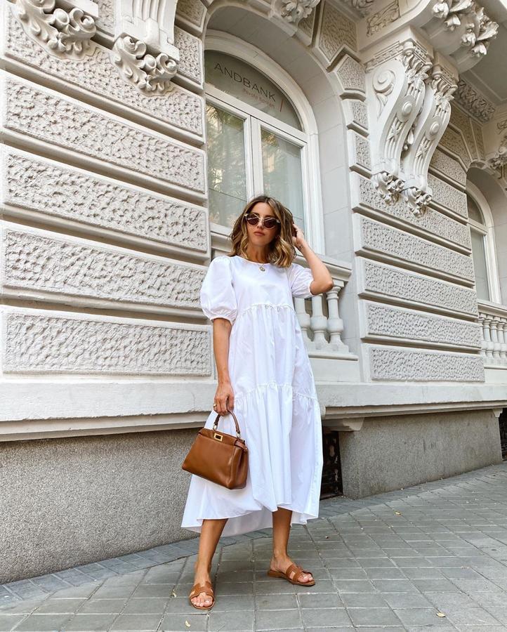 Alexandra Pereira ha demostrado que el vestido midi es infalible en verano. Escoge un modelo midi blanco o en otro color que te guste y combínalo con unas sandalias planas a juego con un bolso de mano. Fácil, cómo y fresquito.