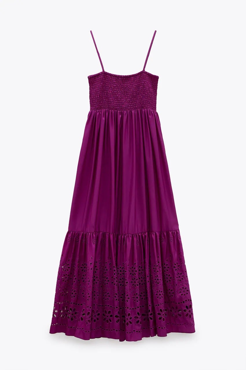 Vestido midi con escote fruncido, tirantes finos, escote cuadrado y bajo borado en color morado de la nueva colección de Zara. (39,95 euros).