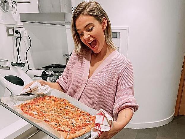 Si en un lado vemos una zona de trabajo con una larga encimera blanca, en el otro Laura cuenta con electrodomésticos en acero.