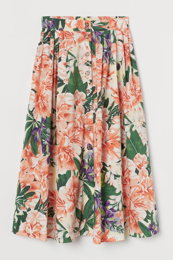 Con estampado de maxiflores multicolor, esta falda de algodón con botones delanteros tiene un precio de 24,99 euros.