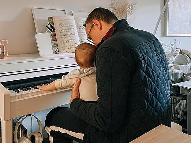 Así pudimos ver a Risto Mejide tocando el piano con la mejor compañía posible, su hija Roma.