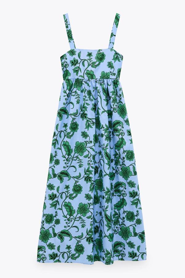 En color azul con estampado de hojas en verde, este vestido midi de escote recto y tirantes tiene un precio de 39,95 euros.