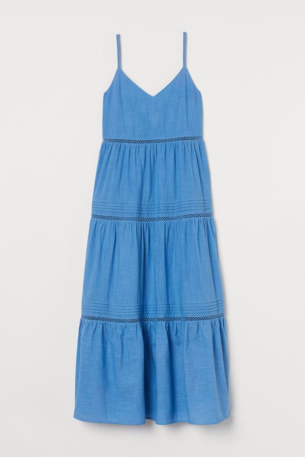 Confeccionado en algodón y con escote en V, este vestido de tirantes en color azul también está disponible en amarillo, blanco y negro. Tiene un precio de 39,99 euros.
