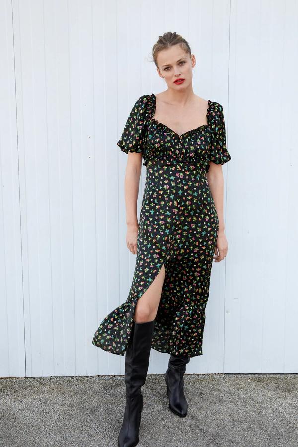 En color negro con pequeñas flores multicolor, este vestido de escote de pico con manga corta acabada en elástico tiene un precio de 39,95 euros.