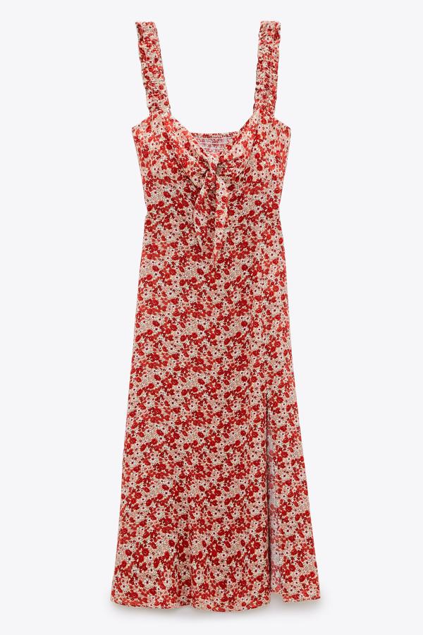 Con estampado floral multicolor, este vestido con escote de pico con lazada y tirantes anchos cuenta con abertura en la parte delantera y tiene un precio de 29,95 euros.