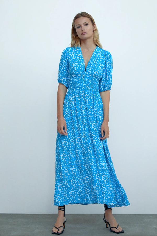 En azul y blanco, este vestido largo con escote de pico cuenta con manga corta abullonada y detalle de elástico en la cintura. Tiene un precio de 39,95 euros.