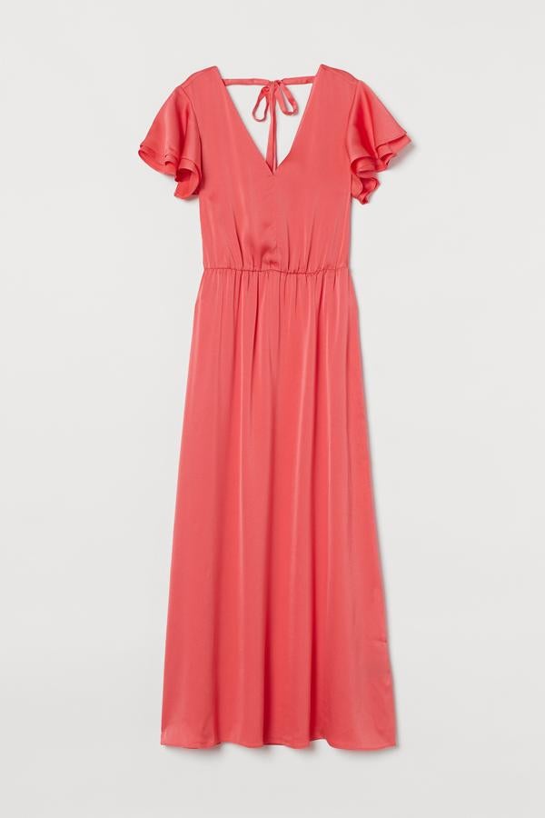 En color rosa coral, también está disponible con estampado floral, este maxivestido con cierre en la parte trasera mediante lazada tiene un precio de 39,95 euros.