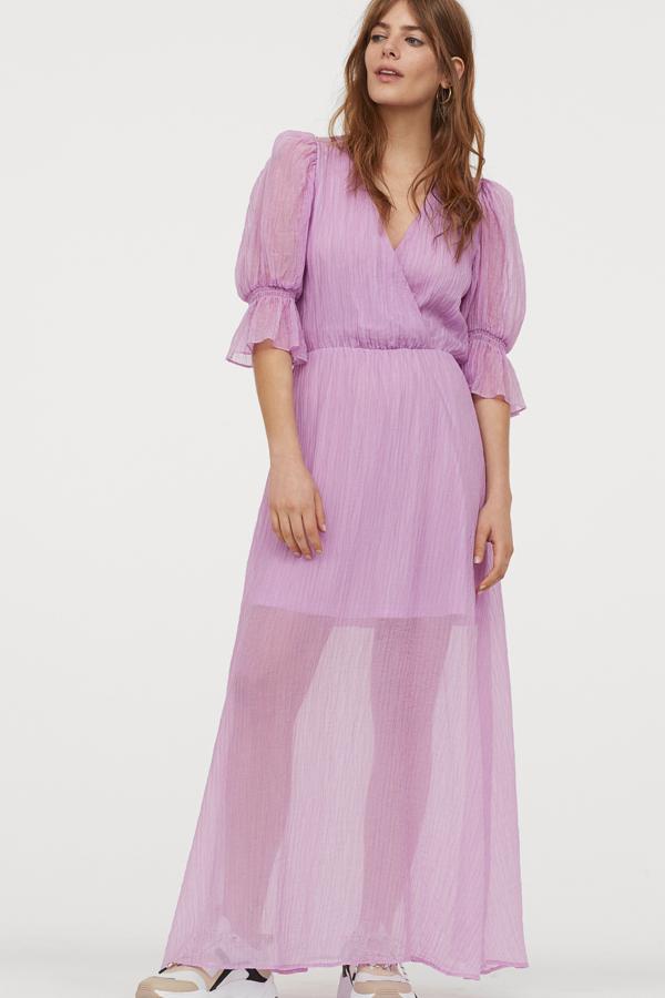 Uno de los más deseados de la colección, este vestido largo malva en tejido vaporoso con escote de pico cruzado y manga corta abullonada tiene un precio de 39,99 euros.