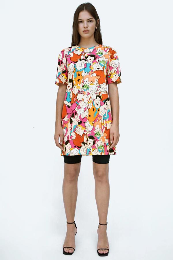 Los Picapiedra llegan a la nueva colección de Zara con este vestido de manga corta y cuello redondo que tiene un precio de 17,95 euros.