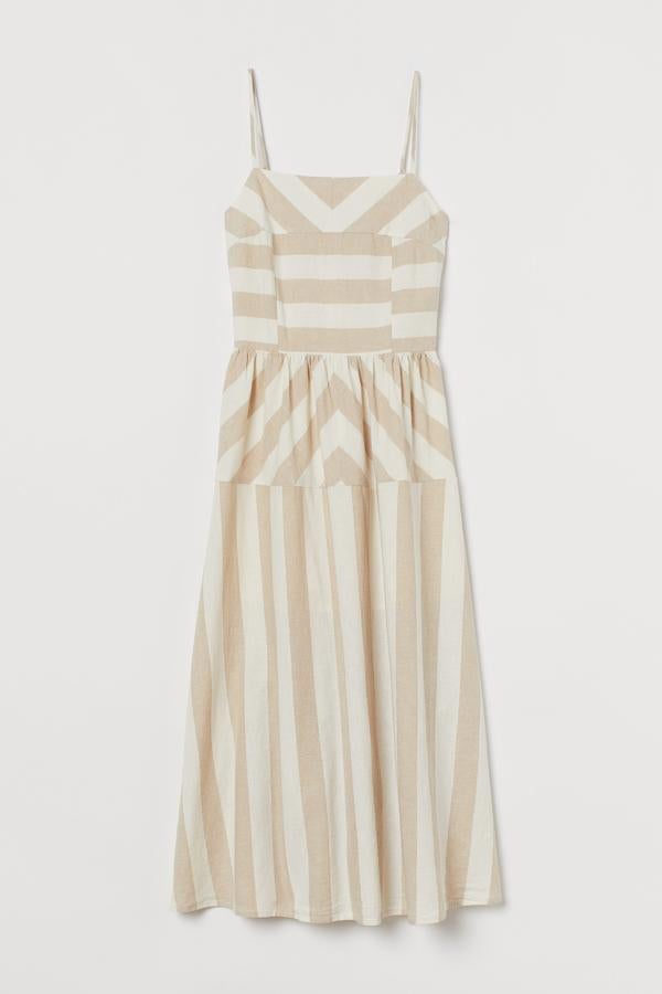 A rayas en beige y blanco, este vestido de tirantes regulables también está disponible con estampado floral y tiene un precio de 34,99 euros.