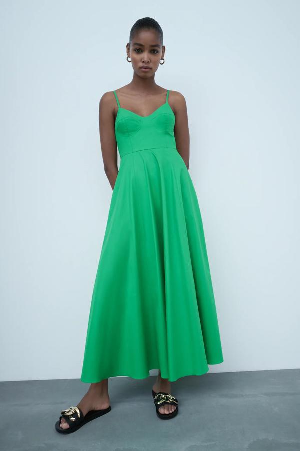 Este vestido verde de corte midi y escote de pico cuenta con tirantes finos ajustables y bolsillos laterales ocultos. Tiene un precio de 29,95 euros.