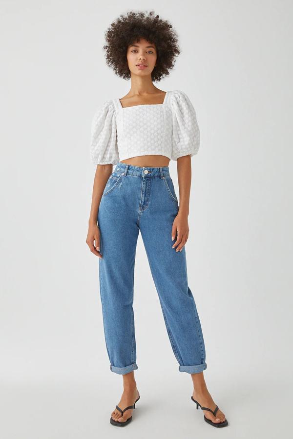 En tu fondo de armario no pueden faltan unos jeans slouchy de tiro alto como estos. Con detalle de bajo vuelto y cintura con trabillas, tiene un precio de 25,99 euros.