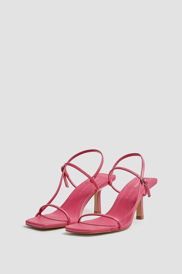 Pull & Bear apuesta fuerte por las sandalias, como estas en color fucsia con detalle de tiras finas y punta cuadrada. Con tacón de 8 centímetros, tiene un precio de 29,99 euros.