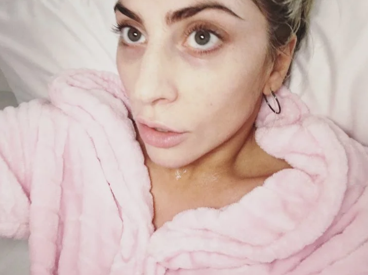 Otro ejemplo de cómo el maquillaje puede darle vida a unas facciones normales y corrientes. De hecho, los looks de Lady Gaga se ponen a la altura de su extraordinario talento y preciosa voz. Impacta, de todos modos, ver su cara lavada: tiene una tez blanquísima y unas ojeras color malva que no esperábamos.
