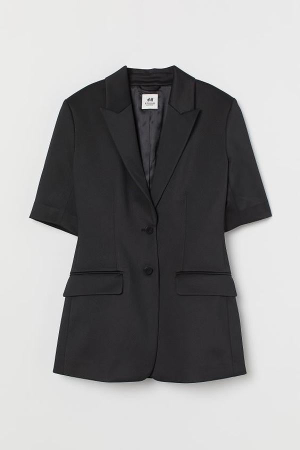 En H&M han apostado por el tono más clásico de las blazers, el negro, para esta prenda entallada de manga corta en punto elástico grueso con solapas de muesca y hombros ligeramente definidos. Cuesta 89,99 euros y está disponible únicamente en la talla 44.